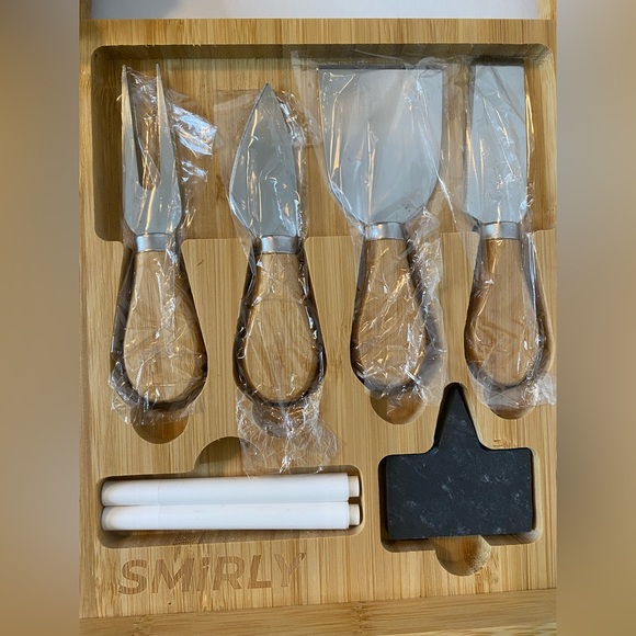 Smirly bamboo cheeseboard with ramekins and cheese knives - Picture 3 of 10